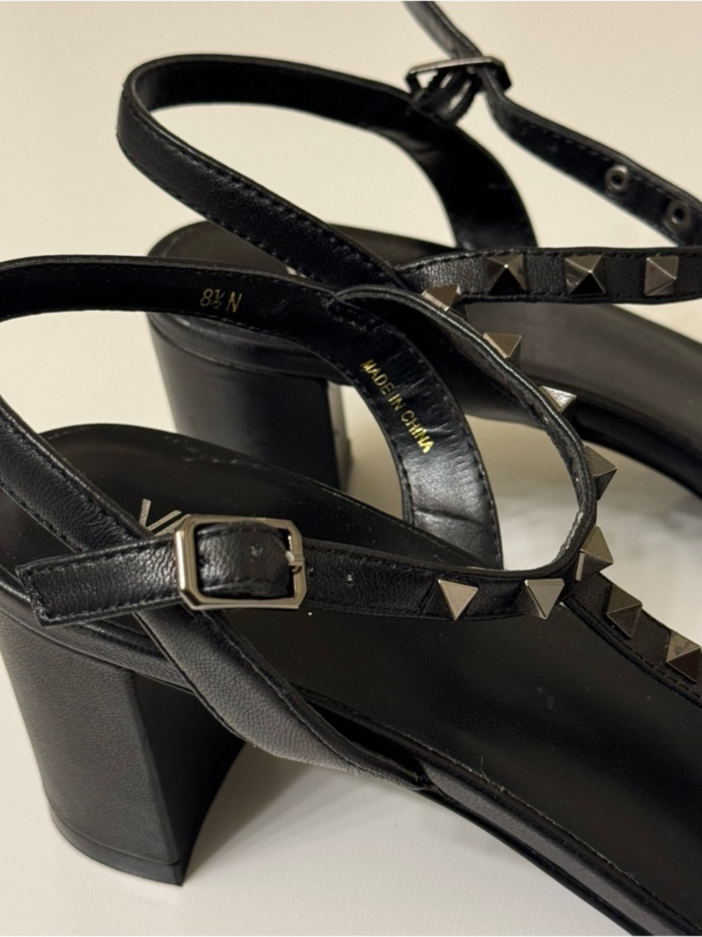 Vaneli MIDGE Black Nappa Pyramid-Stud T-Strap Heels Size 8.5 - Picture 4 of 9